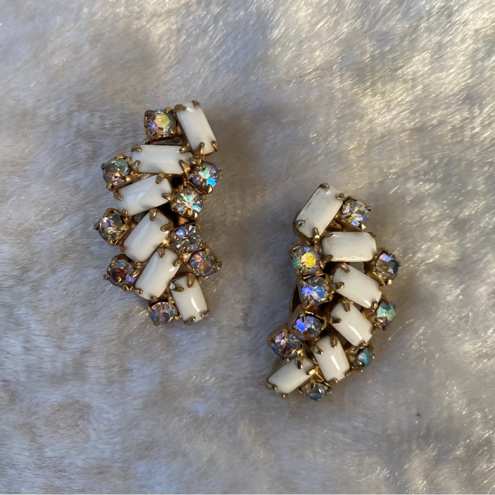 ☘️VTG Elegant Gold and White Milk Glass Crystal Earrings
